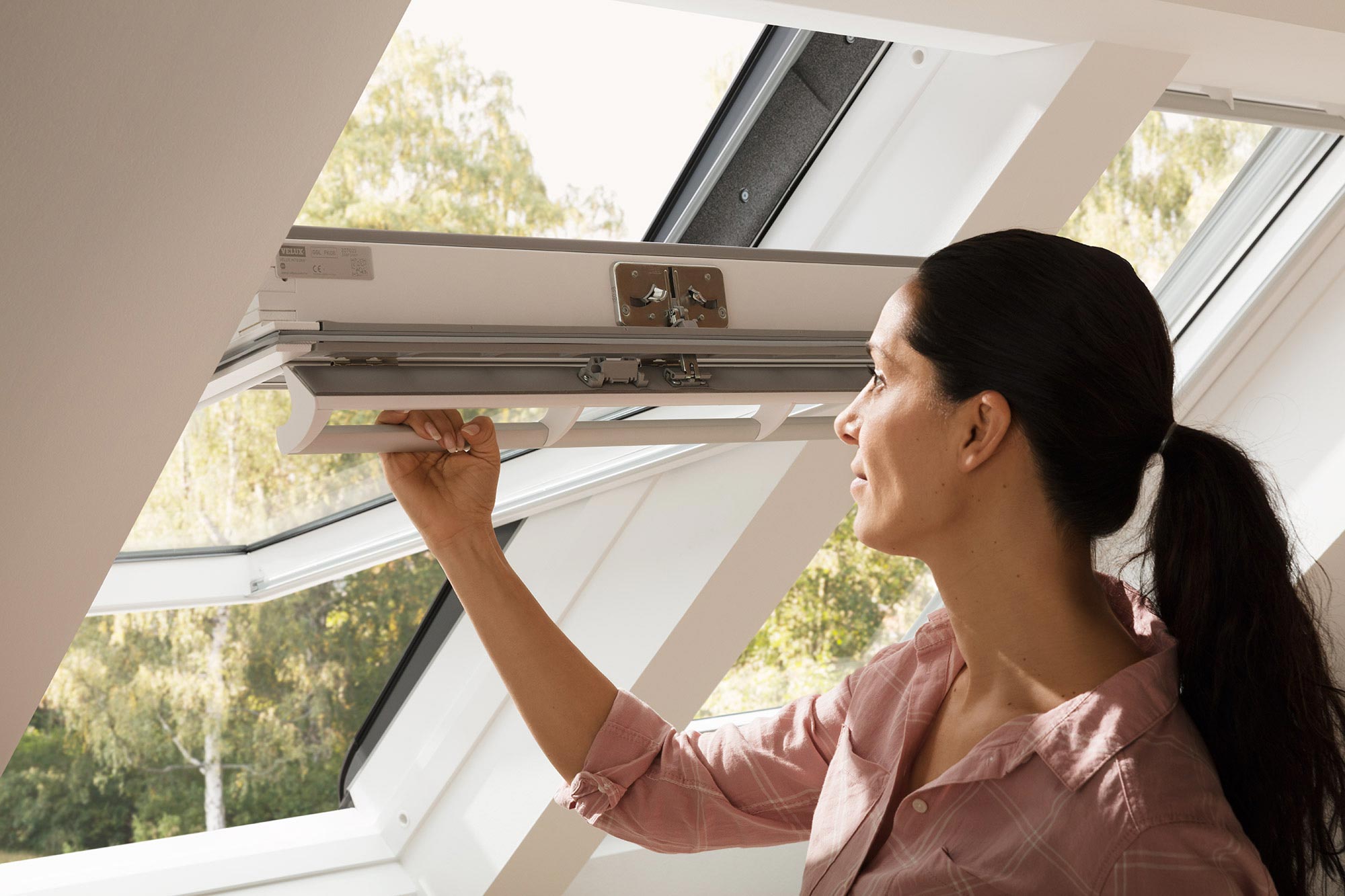 mujer abriendo ventana