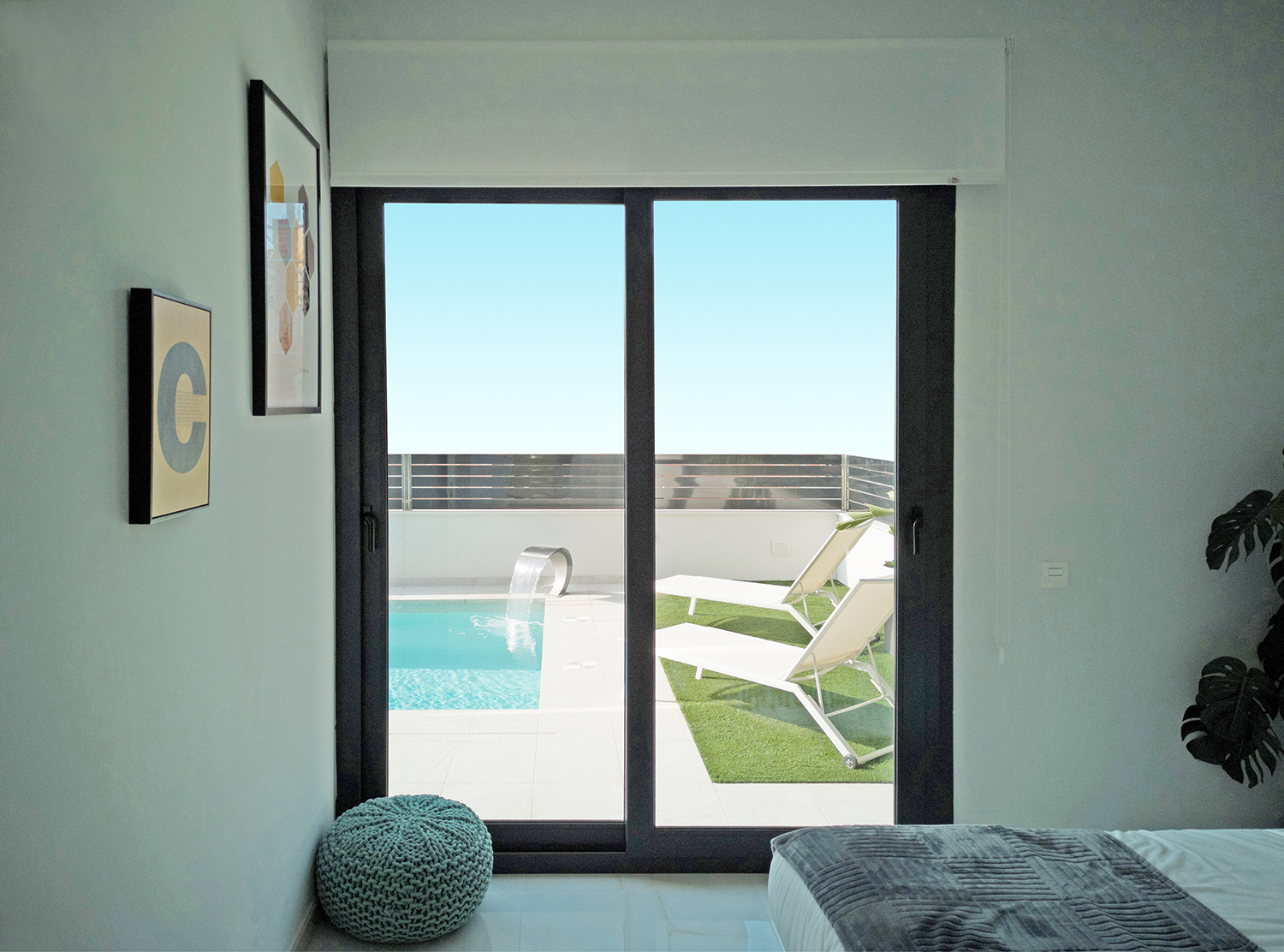 habitación con vistas a la piscina del jardín