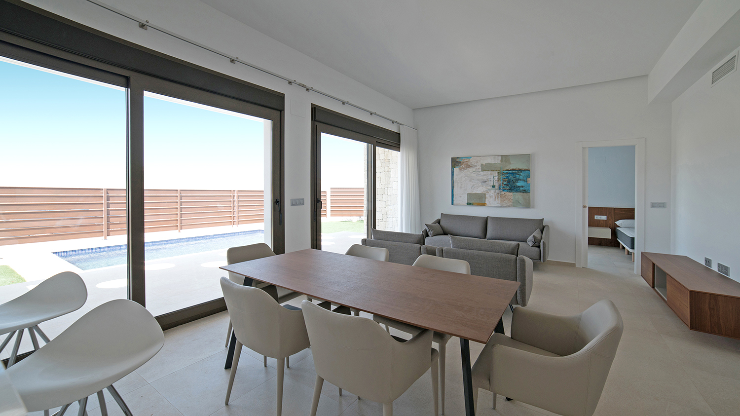 mesa en salón con vistas a la terraza