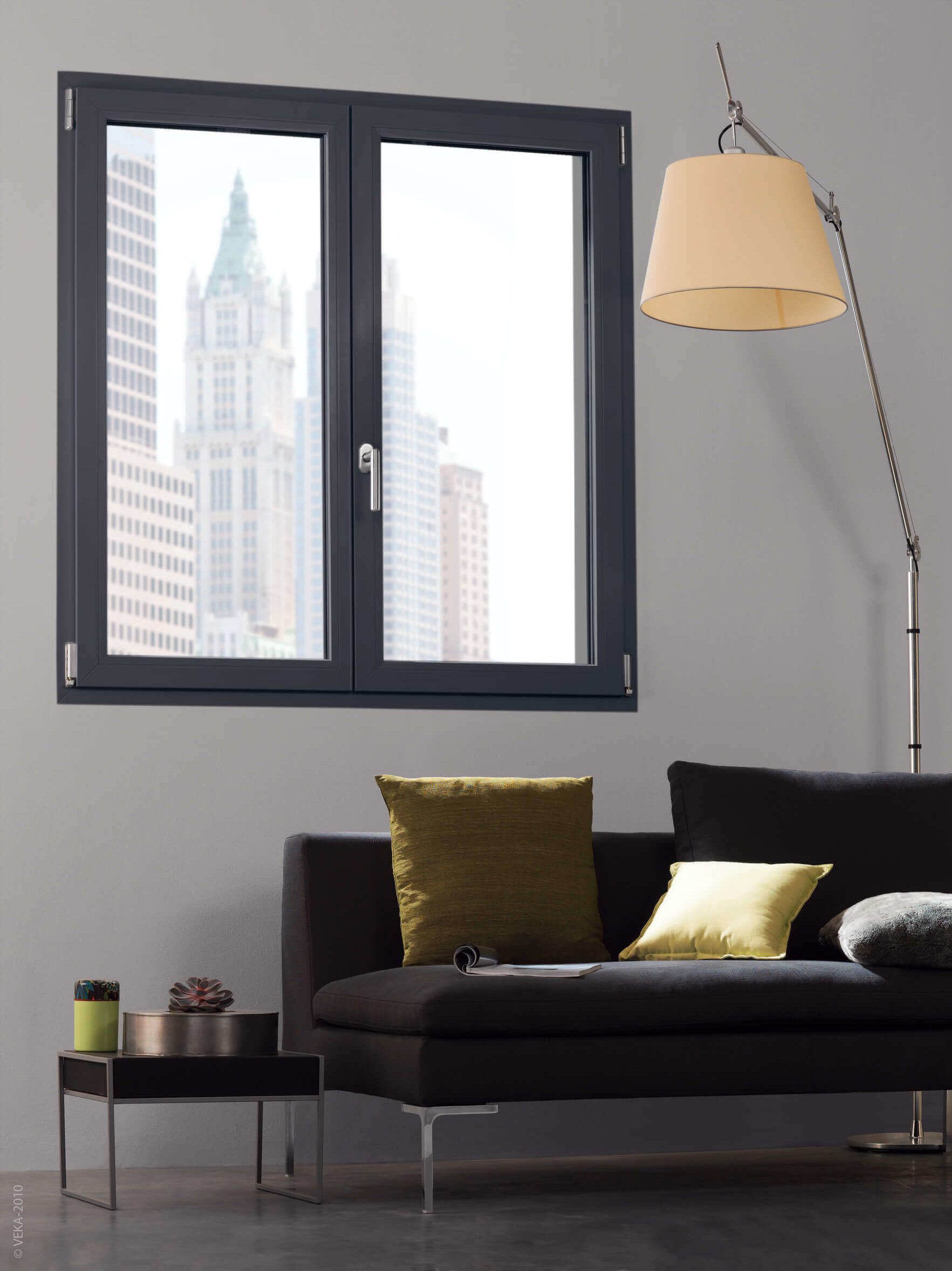 salon con sofa y ventana negra
