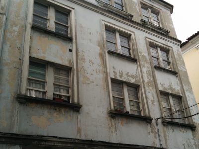 fachada edificio deteriorada